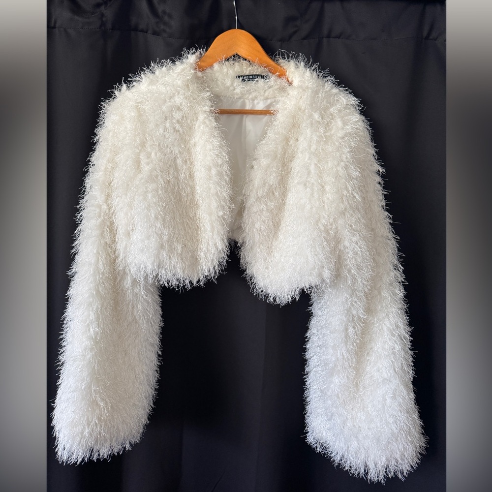 White fluffy cropped jacket / LG